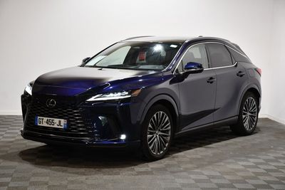 un SUV Lexus bleu garé devant un mur blanc