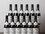 plusieurs bouteilles de vin posées sur une table en bois