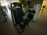 une salle de sport équipée d'une rangée d'appareils de musculation