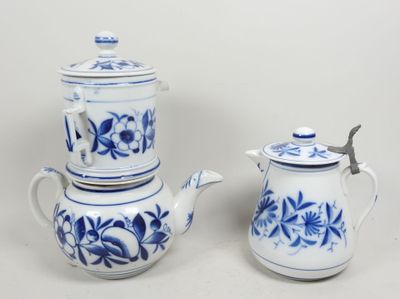 trois théières bleues et blanches et une théière