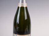 une bouteille de champagne posée sur une table