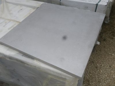 un tas de parpaings empilés les uns sur les autres