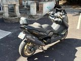 une moto garée sur le parking