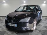 la photo d'une voiture noire garée sur un sol en damier