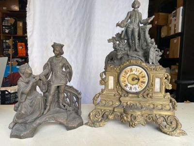 deux horloges posées sur une table