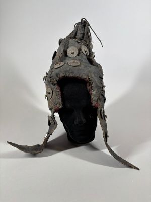 une image représentant un casque orné d'un visage