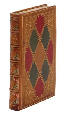un vieux livre dont la couverture est ornée d'un motif en losanges