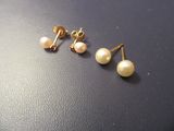 deux paires de boucles d'oreilles en perles posées sur un fond noir