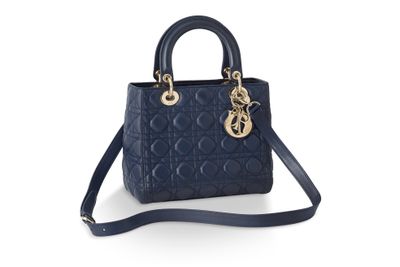 un sac à main bleu sur fond blanc, muni d'une bandoulière