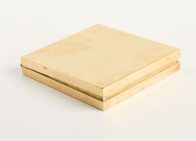 boîte plaquée or avec couvercle sur fond blanc
