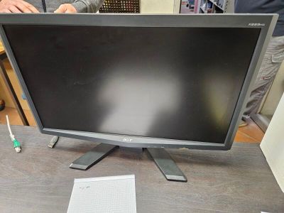 un écran d'ordinateur posé sur une table