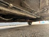 un gros plan sur le pot d'échappement d'une voiture