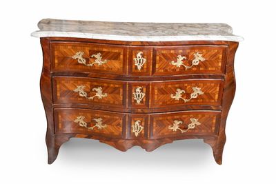 Commode de forme mouvement aux montants effilés, en bois de …