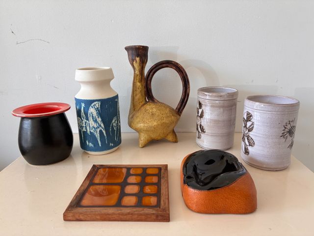CERAMIQUE – Lot comprenant un vase zoomorphe tripode, deux tasses...