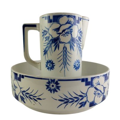 une photo d'une tasse et d'une soucoupe ornées d'un motif floral