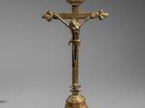 un crucifix ancien en laiton surmonté d'une croix