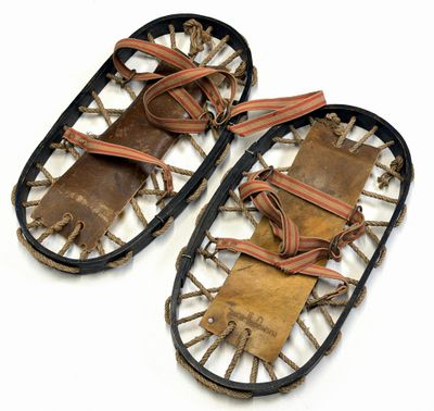 paire de raquettes anciennes avec des sangles et des fixations en cuir