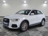 un SUV Audi blanc garé dans une pièce au sol carrelé