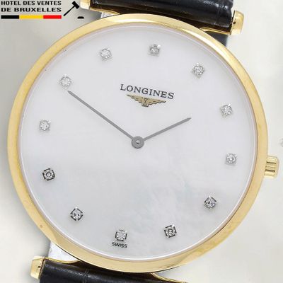 une image d'un gros plan d'une montre-bracelet ornée de diamants