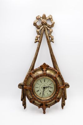 une horloge accrochée au mur sur un fond blanc