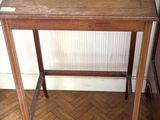 une petite table en bois avec un plateau en bois posée sur un parquet en bois dur