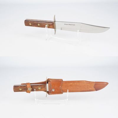 deux types de couteaux différents exposés sur une table