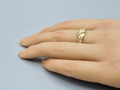 gros plan de la main d'une personne portant une bague