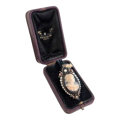 BROCHE camée, la monture en or et perles - Photo 1