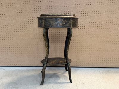 une petite table surmontée d'un tiroir