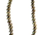 gros plan d'un collier sur fond blanc