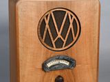une petite radio en bois portant le logo VW
