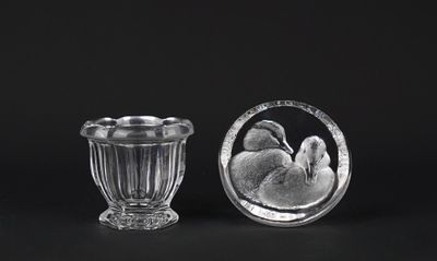 deux vases en verre placés l'un à côté de l'autre