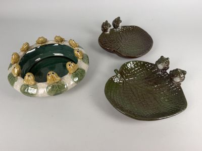 trois petits plats décorés d'oiseaux, posés sur une table blanche