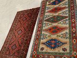 deux tapis orientaux posés au sol dans une pièce