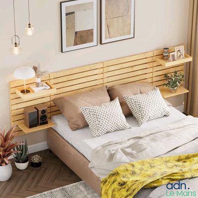 un lit avec une tête de lit en bois et une couverture jaune