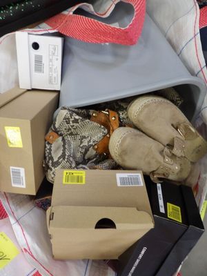un tas de chaussures et d'autres objets dans un sac