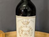 une bouteille de vin posée sur une table en bois