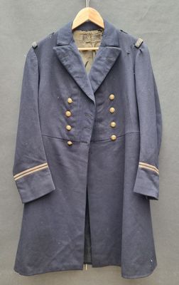 Le manteau est bleu et est orné de boutons dorés.
