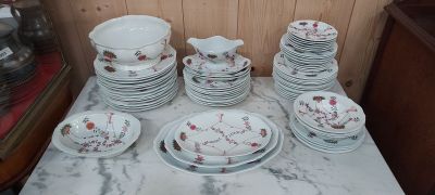 beaucoup d'assiettes et de bols sur la table