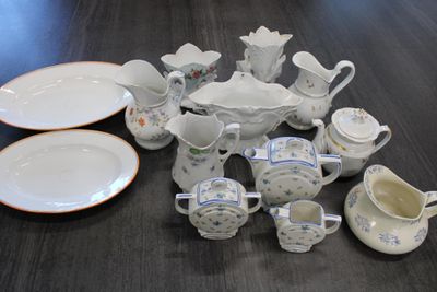 Lot de vaisselle dépareillée en porcelaine à décore de fleur…