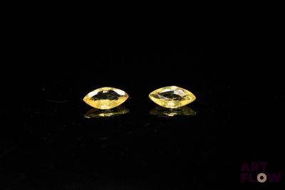 une paire de saphirs jaunes sur un fond noir