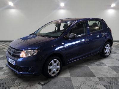 la voiture bleue est garée dans le garage sur un sol en damier