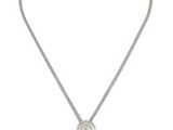 gros plan d'un collier sur fond blanc