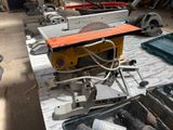 une scie circulaire posée sur une table dans un garage