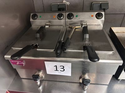 trois friteuses posées sur le plan de travail de la cuisine