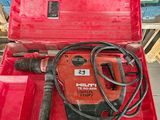 une boîte à outils rouge contenant une perceuse