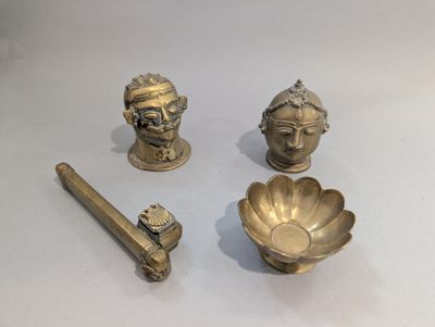 trois figurines en laiton représentant un homme, une femme et une pipe