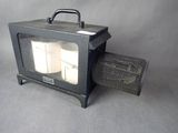 un petit téléviseur noir posé sur une table