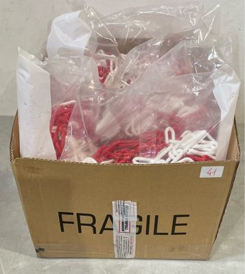 une boîte en carton contenant un tas de ficelles rouges et blanches