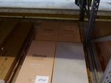 un grand nombre de boîtes posées sur une palette